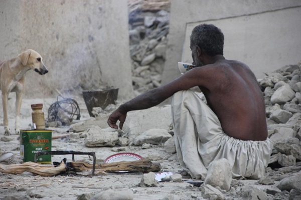 Người dân Pakistan bới rác tìm thức ăn sau động đất 5