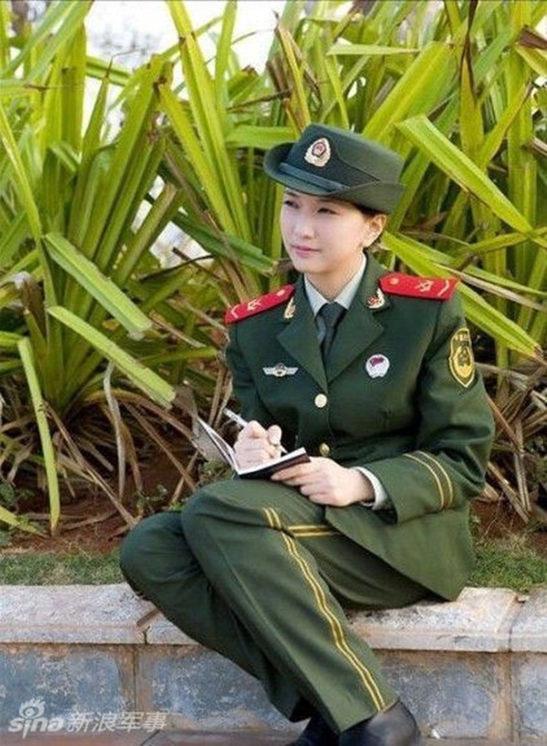 Những b&oacute;ng hồng xinh đẹp trong lực lượng qu&acirc;n đội Trung Quốc 6