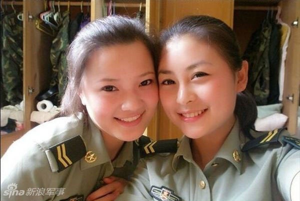 Những b&oacute;ng hồng xinh đẹp trong lực lượng qu&acirc;n đội Trung Quốc 9
