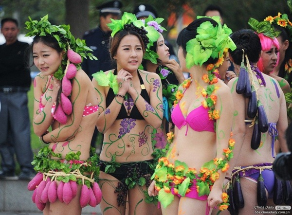 Thiếu nữ diện bikini làm bằng hoa quả trình diễn thời trang 1
