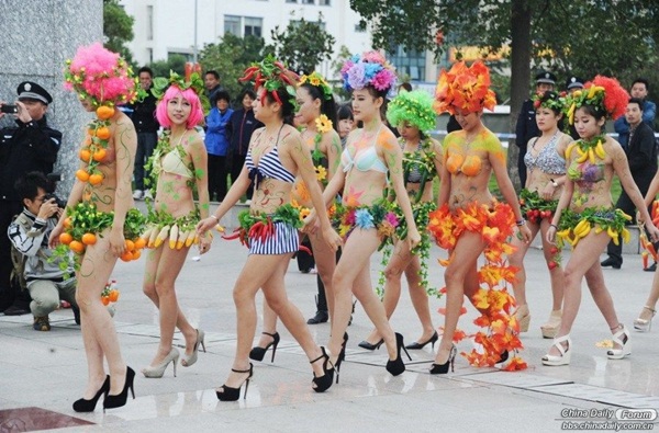 Thiếu nữ diện bikini làm bằng hoa quả trình diễn thời trang 7