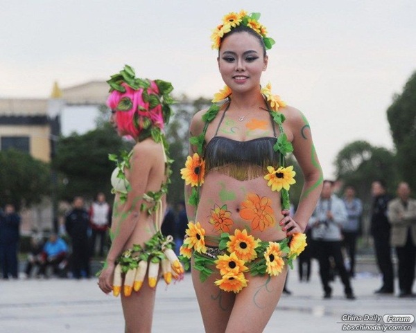 Thiếu nữ diện bikini làm bằng hoa quả trình diễn thời trang 9