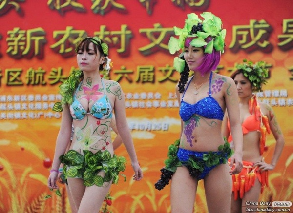 Thiếu nữ diện bikini làm bằng hoa quả trình diễn thời trang 10