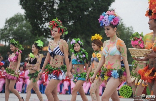 Thiếu nữ diện bikini làm bằng hoa quả trình diễn thời trang 11