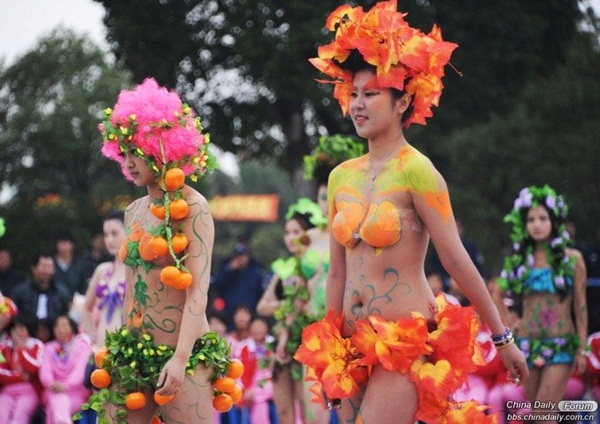 Thiếu nữ diện bikini làm bằng hoa quả trình diễn thời trang 13