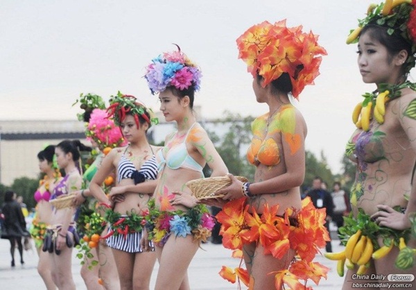 Thiếu nữ diện bikini làm bằng hoa quả trình diễn thời trang 14