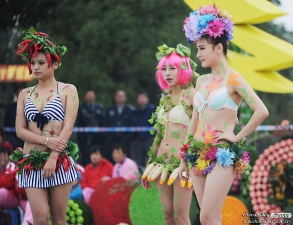 Thiếu nữ diện bikini làm bằng hoa quả trình diễn thời trang 16