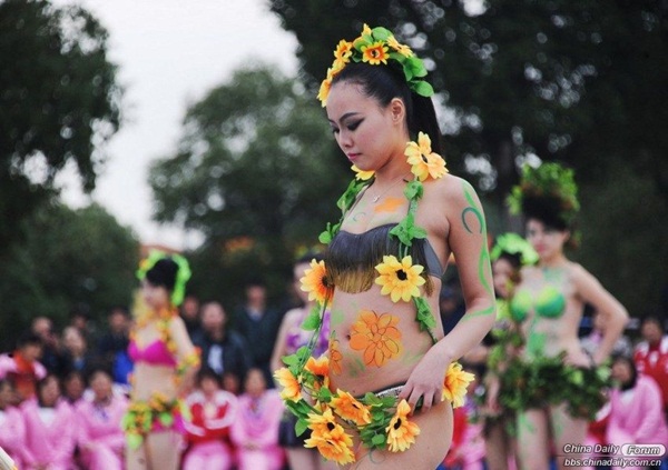 Thiếu nữ diện bikini làm bằng hoa quả trình diễn thời trang 17