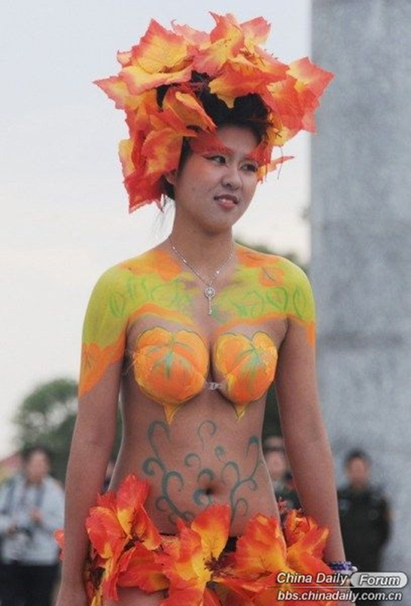 Thiếu nữ diện bikini làm bằng hoa quả trình diễn thời trang 18
