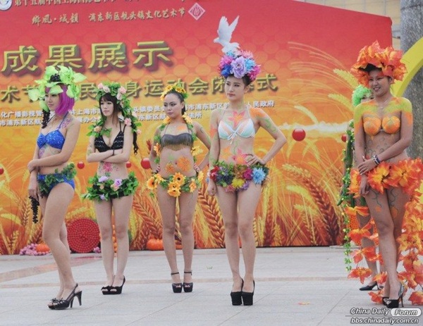 Thiếu nữ diện bikini làm bằng hoa quả trình diễn thời trang 19