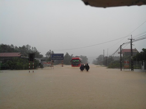 Cảnh ngập trắng do ảnh hưởng của siêu bão số 10 ở Tĩnh Gia, Thanh Hóa 2