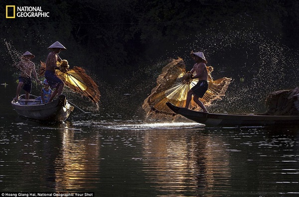 Cảnh ngư dân Việt Nam đánh cá trên tạp chí National Geographic 1