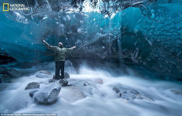 Cảnh ngư dân Việt Nam đánh cá trên tạp chí National Geographic 7