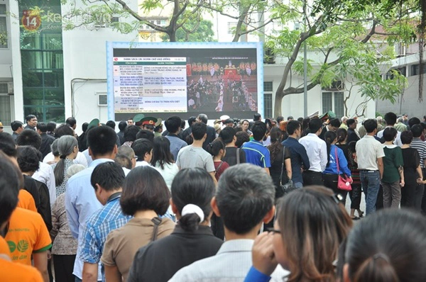 Hết giờ Lễ viếng Quốc tang, nhiều người dân vẫn xếp hàng vào viếng Đại tướng 84