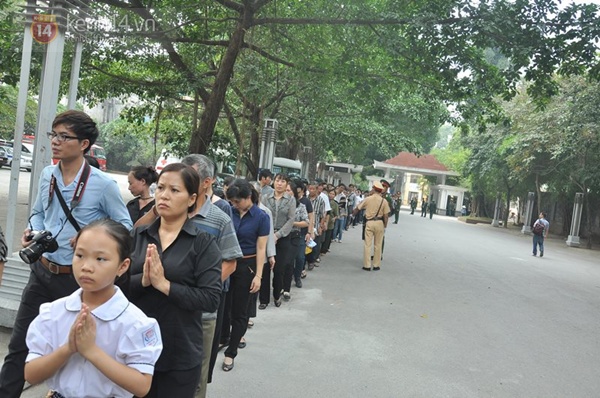 Hết giờ Lễ viếng Quốc tang, nhiều người dân vẫn xếp hàng vào viếng Đại tướng 82