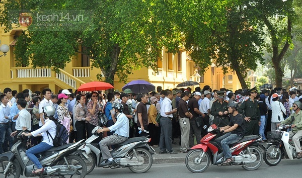 Ph&acirc;n luồng giao th&ocirc;ng phục vụ Quốc tang Đại tướng V&otilde; Nguy&ecirc;n Gi&aacute;p 2