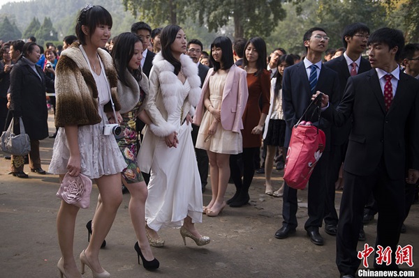 Các bạn trẻ Trung Quốc xúng xính váy áo dự lễ trưởng thành 1