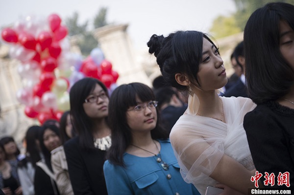 Các bạn trẻ Trung Quốc xúng xính váy áo dự lễ trưởng thành 4