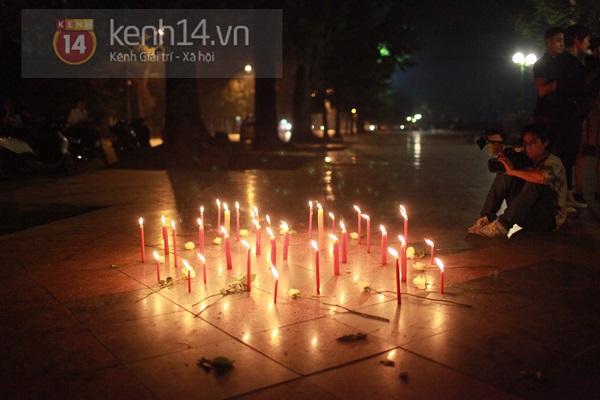 Hà Nội: Sinh viên thắp nến tiếc thương sự ra đi của Đại tướng Võ Nguyên Giáp 6