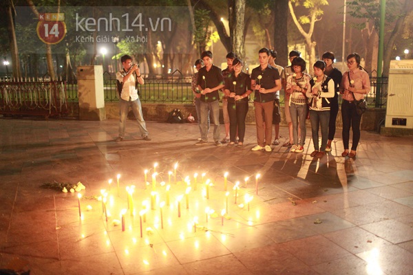 Hà Nội: Sinh viên thắp nến tiếc thương sự ra đi của Đại tướng Võ Nguyên Giáp 9