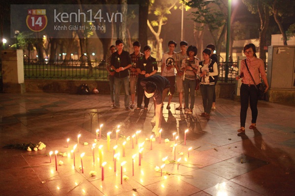 Hà Nội: Sinh viên thắp nến tiếc thương sự ra đi của Đại tướng Võ Nguyên Giáp 8