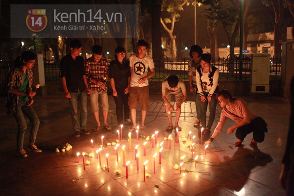 Hà Nội: Sinh viên thắp nến tiếc thương sự ra đi của Đại tướng Võ Nguyên Giáp 7
