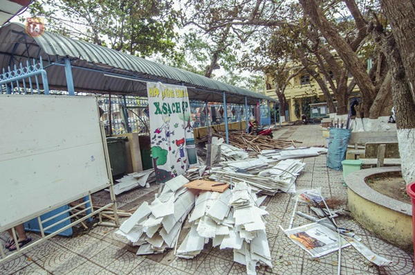 Cận cảnh tan hoang của ngôi trường giữa trung tâm Đà Nẵng bị bão tốc mái  9