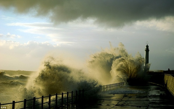 Giới trẻ Anh mạo hiểm ngắm và chụp ảnh cùng sóng dữ 12