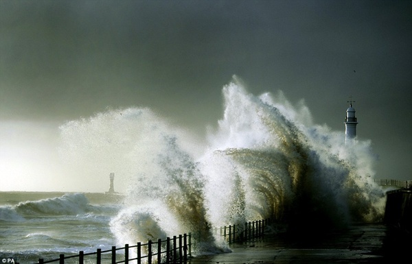 Giới trẻ Anh mạo hiểm ngắm và chụp ảnh cùng sóng dữ 15