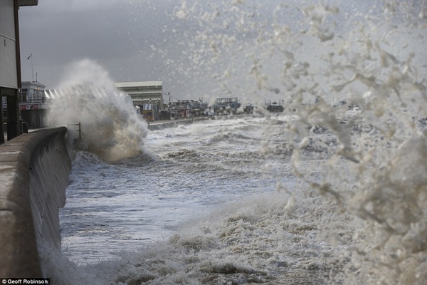 Giới trẻ Anh mạo hiểm ngắm và chụp ảnh cùng sóng dữ 19