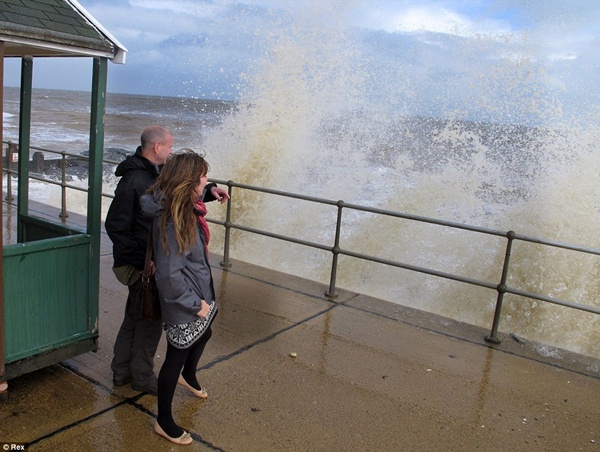 Giới trẻ Anh mạo hiểm ngắm và chụp ảnh cùng sóng dữ 3