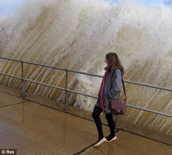 Giới trẻ Anh mạo hiểm ngắm và chụp ảnh cùng sóng dữ 2