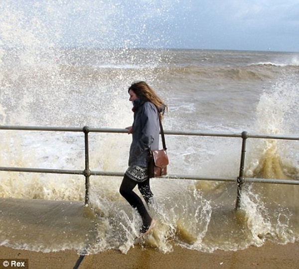 Giới trẻ Anh mạo hiểm ngắm và chụp ảnh cùng sóng dữ 1