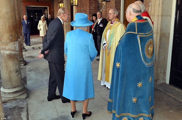 Tiểu Hoàng tử Anh Quốc xuất hiện trong lễ rửa tội  11