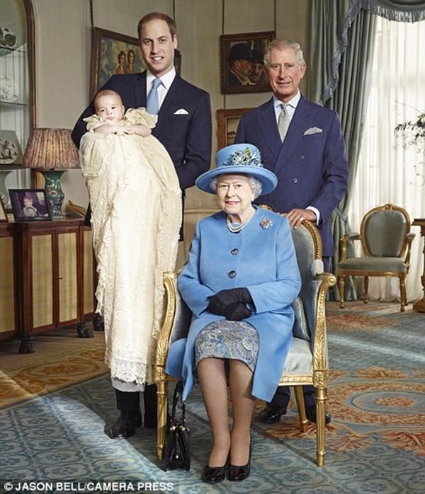 Hoàng gia Anh công bố bức ảnh chung của 4 thế hệ 1