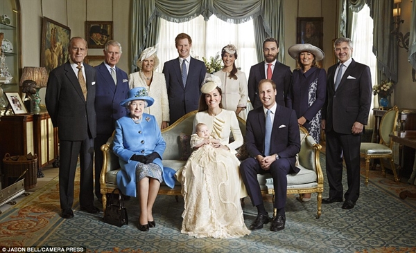 Hoàng gia Anh công bố bức ảnh chung của 4 thế hệ 2