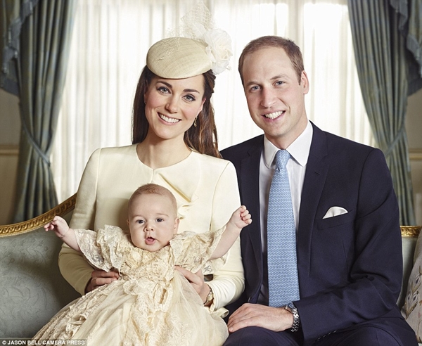Hoàng gia Anh công bố bức ảnh chung của 4 thế hệ 3