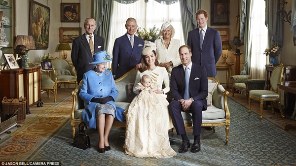 Hoàng gia Anh công bố bức ảnh chung của 4 thế hệ 4