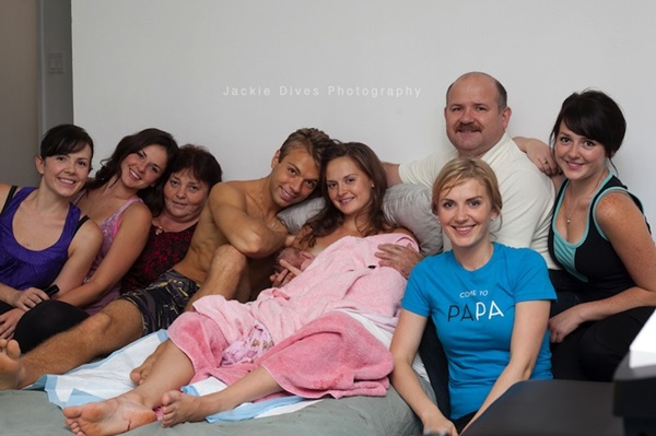 H&igrave;nh ảnh ch&acirc;n thật v&agrave; đầy cảm x&uacute;c của một ca sinh nở tại nh&agrave; 14