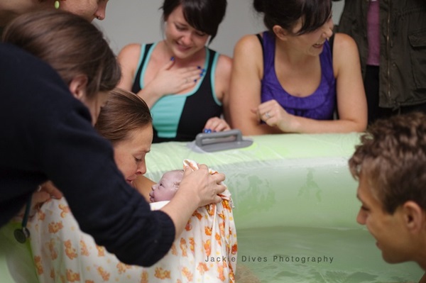 H&igrave;nh ảnh ch&acirc;n thật v&agrave; đầy cảm x&uacute;c của một ca sinh nở tại nh&agrave; 9