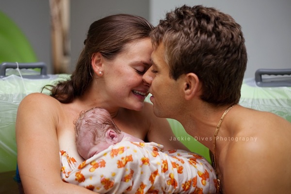 H&igrave;nh ảnh ch&acirc;n thật v&agrave; đầy cảm x&uacute;c của một ca sinh nở tại nh&agrave; 11