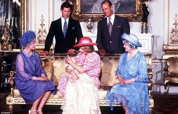 Hoàng gia Anh công bố bức ảnh chung của 4 thế hệ 5
