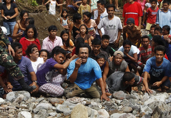 Đau lòng cảnh người dân Philippines chờ đợi cứu trợ sau bão Haiyan 1