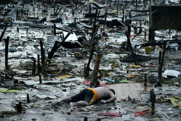 Siêu bão Haiyan: Nỗi đau xé lòng của những người ở lại 2