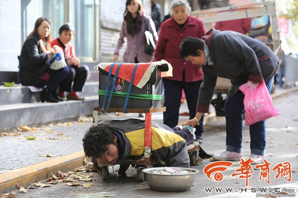 Vạch mặt người đ&agrave;n &ocirc;ng đ&oacute;ng giả người t&agrave;n tật để ăn xin 1