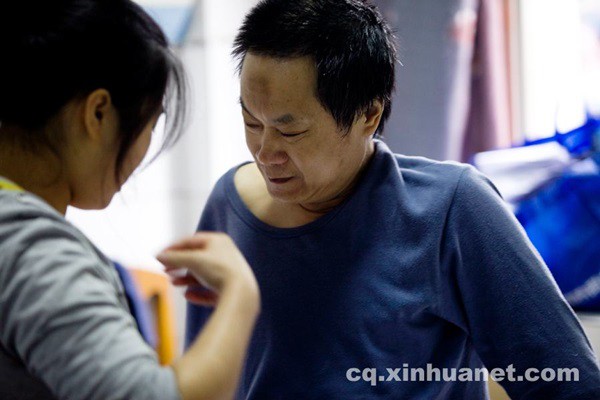 C&ocirc; g&aacute;i trẻ suốt 10 năm một m&igrave;nh chăm cha bại liệt  11
