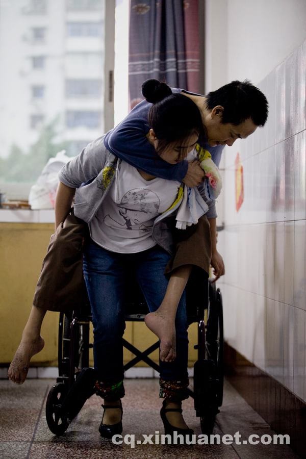 Cô gái trẻ suốt 10 năm một mình chăm cha bại liệt  12