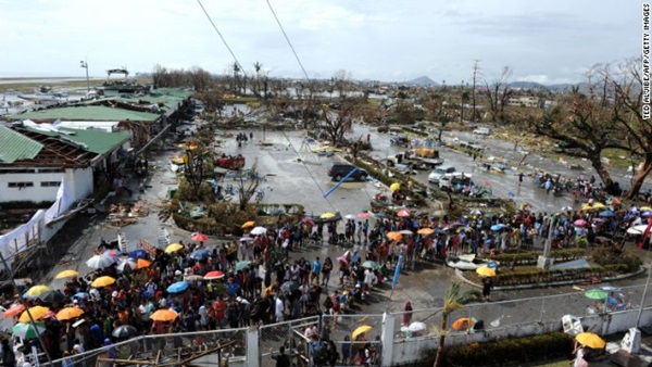 Cha bất lực nhìn 3 con gái bị siêu bão Haiyan cuốn đi 2