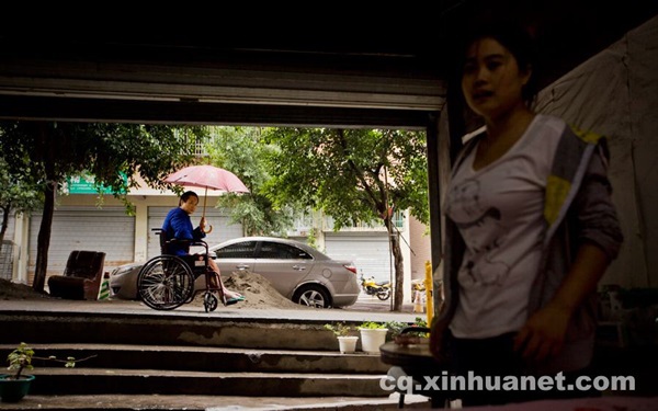 C&ocirc; g&aacute;i trẻ suốt 10 năm một m&igrave;nh chăm cha bại liệt  15