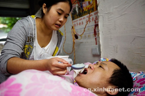 Cô gái trẻ suốt 10 năm một mình chăm cha bại liệt  17